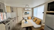 Kemp Adriatic (Safari bungalovy a mobilní domy),Primošten, Chorvatsko - Kemp Adriatic - mobilní dům - kuchyň / obývací část