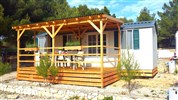 Kemp Adriatic (safari bungalovy), Primošten, Chorvatsko - Kemp Adriatic - mobilní dům - čelní pohled