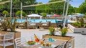 Kamp Zelena Laguna (mobilna kučica Comfort ELBA) Poreč, Hrvatska - Bazén u restaurace Vela